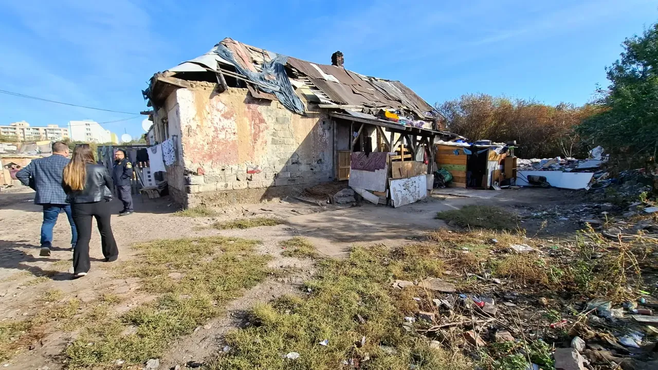 Schátraný dom s plechovou strechou na ulici Mikuláša Gerbu, v pozadí panelové domy michalovského sídliska.