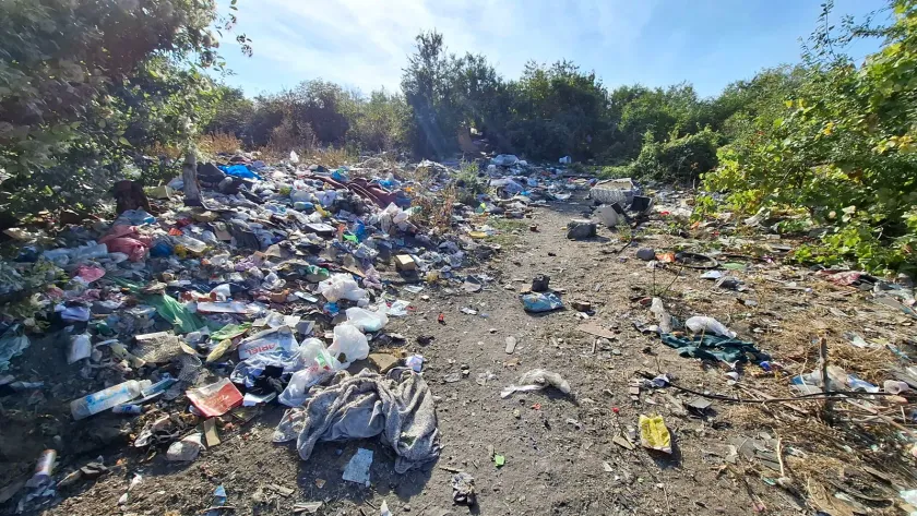 Odpad nahromadený pozdĺž poľnej cesty v okolí ulice Mikuláša Gerbu.